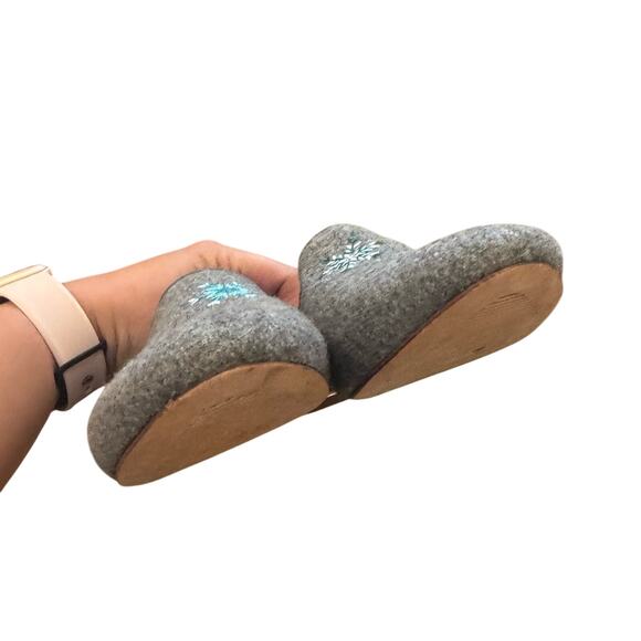 Talbots Ryan Grey Flannel Snowflake Embroidered Loafers Flats 8 - Picture 3 of 6